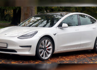 Investigan a Tesla por fomentar uso de videojuegos al volante Tesla Model 3