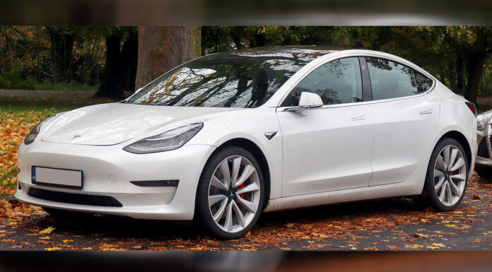 Investigan a Tesla por fomentar uso de videojuegos al volante Tesla Model 3