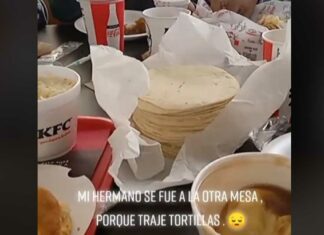 Familia lleva tortillas a KFC y joven se cambia de mesa tortillas