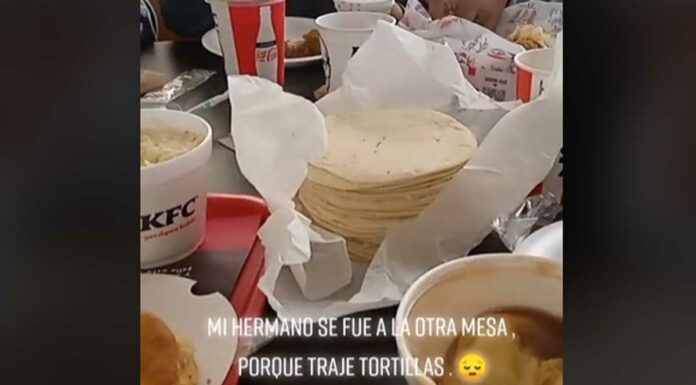 Familia lleva tortillas a KFC y joven se cambia de mesa tortillas