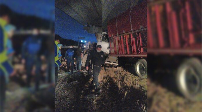 ¡Precaución! Tractocamión choca en la Puebla-Orizaba Se reportó que los servicios de emergencia acudieron al tramo carretero para atender al conductor del tractocamión.