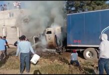 Tráiler se incendia tras chocar en la federal México-Puebla tráiler
