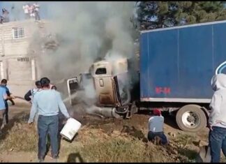 Tráiler se incendia tras chocar en la federal México-Puebla tráiler
