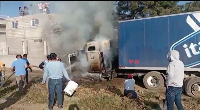 Tráiler se incendia tras chocar en la federal México-Puebla tráiler