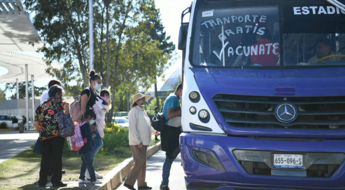Inicia transporte gratis para vacunación de abuelitos transporte