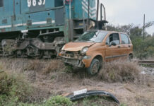 Tren embiste a automovilista en Tehuacán El automovilista intentó ganarle el paso al tren de Ferrosur.