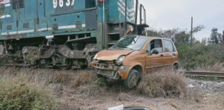 Tren embiste a automovilista en Tehuacán El automovilista intentó ganarle el paso al tren de Ferrosur.