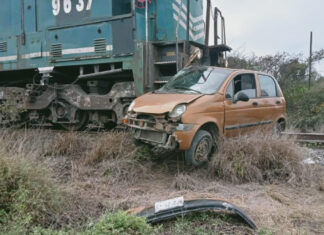 Tren embiste a automovilista en Tehuacán El automovilista intentó ganarle el paso al tren de Ferrosur.