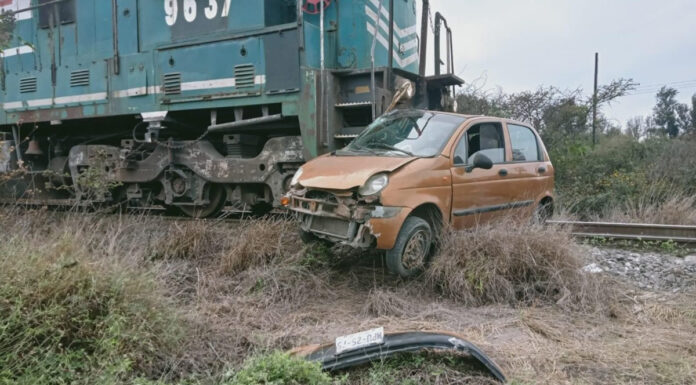 Tren embiste a automovilista en Tehuacán El automovilista intentó ganarle el paso al tren de Ferrosur.