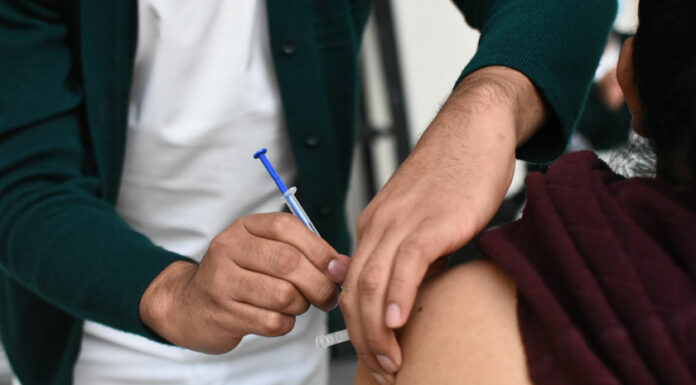 Ómicron sería más resistente a vacunas: OMS vacuna