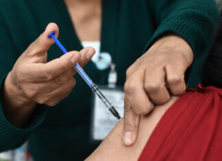 Vacunados pueden infectarse por Ómicron, confirma OMS "Es probable que los vacunados y los que se han curado de covid se infecten o reinfecten", dijo Tedros Adhanom