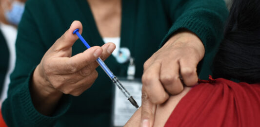 "Es probable que los vacunados y los que se han curado de covid se infecten o reinfecten", dijo Tedros Adhanom