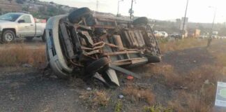 Volcadura en Periférico deja un muerto Paramédicos acudieron al lugar para evaluar a los involucrados, sin embargo descartaron signos vitales al conductor tras la volcadura.