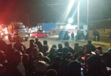 Bloquean pobladores carretera en Acajete