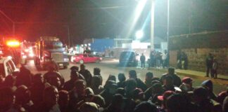 Bloquean pobladores carretera en Acajete