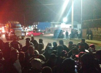 Bloquean pobladores carretera en Acajete