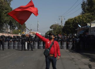 Marcha Antorcha y causa caos vial por tres horas Ante la movilización de Antorcha Campesina, uniformados de la Policía Estatal cercaron y derivó en cierre vial de más de tres horas