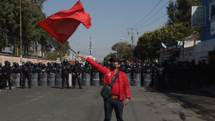 Ante la movilización de Antorcha Campesina, uniformados de la Policía Estatal cercaron y derivó en cierre vial de más de tres horas