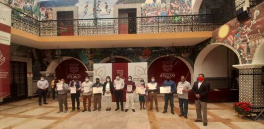 Ariadna Ayala entrega constancias a presidentes auxiliares electos