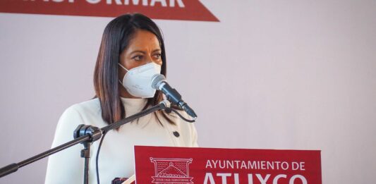 Ariadna Ayala detalló que las alarmas tienen cámaras que incluyen un scanner, lo que permitirá tener mejor vigilado al municipio de Atlixco. Foto: Es Imagen