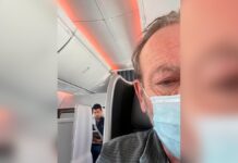 Djokovic se quita cubrebocas en avión y lo tunden en redes Novak Djokovic sigue dando de qué hablar, pues esta vez lo evidenciaron por no usar el cubrebocas en un avión. Foto: Especial