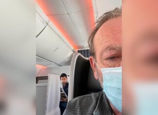 Djokovic se quita cubrebocas en avión y lo tunden en redes Novak Djokovic sigue dando de qué hablar, pues esta vez lo evidenciaron por no usar el cubrebocas en un avión. Foto: Especial