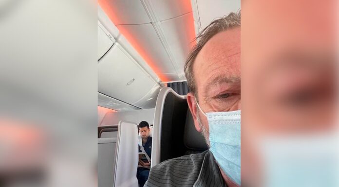 Djokovic se quita cubrebocas en avión y lo tunden en redes Novak Djokovic sigue dando de qué hablar, pues esta vez lo evidenciaron por no usar el cubrebocas en un avión. Foto: Especial
