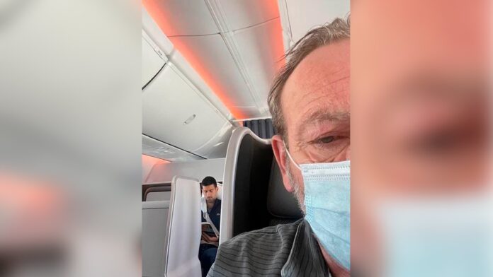 Djokovic Novak Djokovic sigue dando de qué hablar, pues esta vez lo evidenciaron por no usar el cubrebocas en un avión. Foto: Especial
