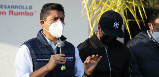 Lalo Rivera enfatizó que para que exista seguridad debe haber alumbrado público y que es un derecho que se cobra desde hace 30 años. Foto: Es Imagen