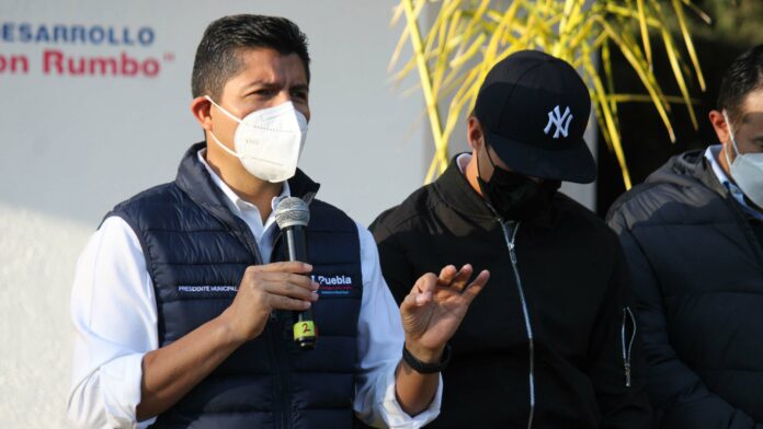 Lalo Rivera enfatizó que para que exista seguridad debe haber alumbrado público y que es un derecho que se cobra desde hace 30 años. Foto: Es Imagen