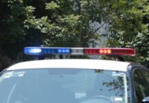 Joven vuelca su auto y termina prensado en Periférico periférico