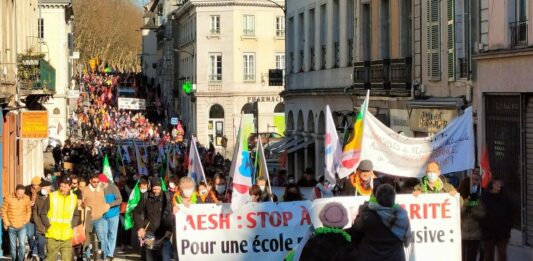 Protestan en Francia y exigen alza al salario mínimo