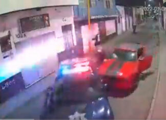 Policia embestido por intentar detener un automovilista
