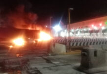 Tráiler choca y se incendia en la caseta San Marcos Afortunadamente, se descartaron personas lesionadas tras el incendio del tráiler.