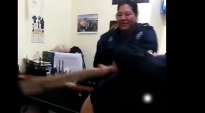 Policía “castiga” a tablazos a detenido en Veracruz
