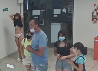 Olvida su cubrebocas y usa su vestido para comprar un helado