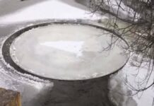 ¡Wow! Crean carrusel de hielo en lago de Rusia