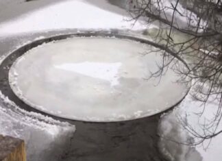 ¡Wow! Crean carrusel de hielo en lago de Rusia