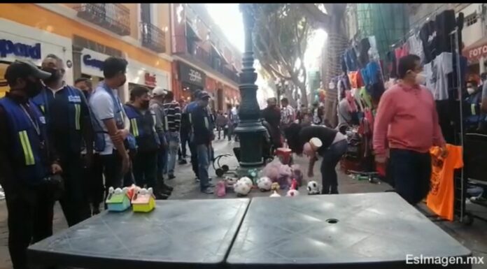 Retiran a vendedores ambulantes instalados en la 5 de Mayo