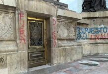 Estudiantes pintan el Ángel de la Independencia recién restaurado