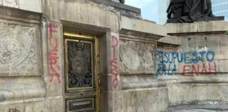 Estudiantes pintan el Ángel de la Independencia recién restaurado