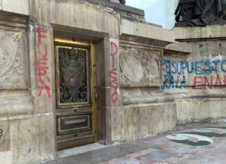Estudiantes pintan el Ángel de la Independencia recién restaurado