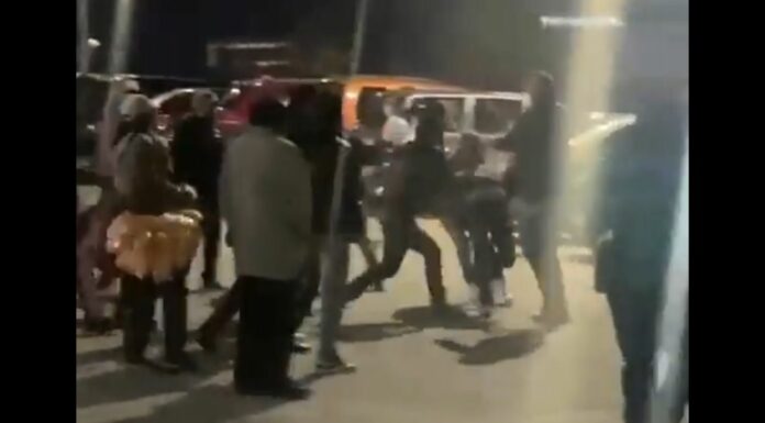 Aficionados protagonizan pelea en las afueras del Cuauhtémoc