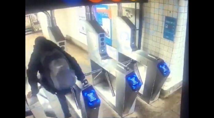 Joven muere al intentar saltar los torniquetes del Metro de NY