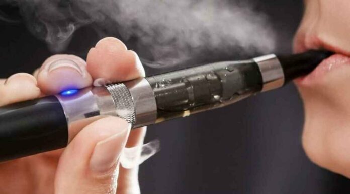 ¡Atención! Cigarro de vapor eléctrico es dañino para la salud vapeador
