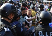 Ambulantes se enfrentan con policías en Zócalo de Puebla