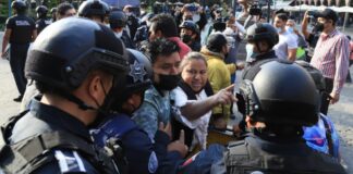 Ambulantes se enfrentan con policías en Zócalo de Puebla