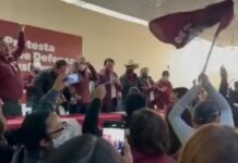 A huevazos y gritos de “¡Corrupto!”, increpan a Mario Delgado en Durango