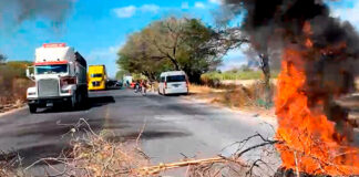 Manifestantes contra el cobro del DAP cierran carretera de Zinacatepec DAP