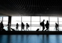 Familiares encuentra a bebé perdido en aeropuerto de Kabul Kabul